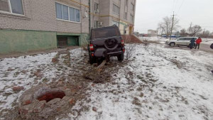 Житель Липецкой области угнал автомобиль вместе с женой потерпевшего и врезался в дерево