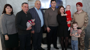 Владимир Сериков навестил семью ветерана СВО из Чаплыгина 
