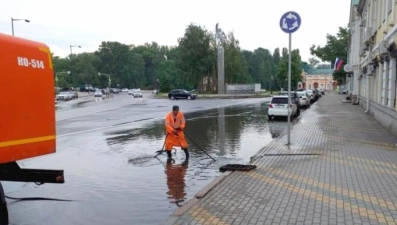 В Липецке устраняют последствия ливня