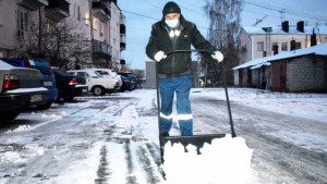 В ЕДС принимают замечания по уборке снега во дворах