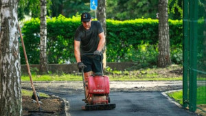 В сквере у «Звёздного» появились освещение и площадка для выгула собак