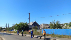 В Липецке сотрудники управления благоустройства днем и ночью вывозили мусор с улиц