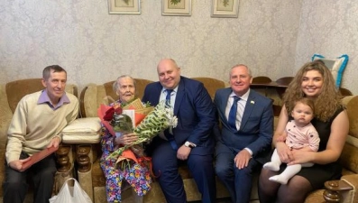 В Ельце со 100-летним юбилеем поздравили жительницу города