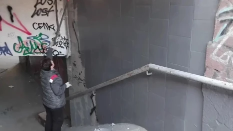 В подземном переходе на улице Плеханова обновляют стены