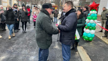 В Лебедяни единороссы вручили ключи от квартир в новом доме переселенцам из ветхого и аварийного жилья 