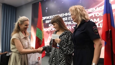 22 юных липчанина получили первые паспорта из рук вице-губернатора