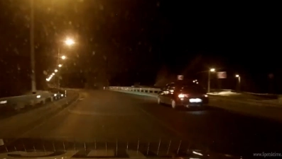 Стрельба по колесам авто попала на видео