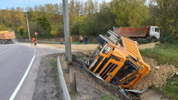 Водитель получил травмы в перевернувшемся грузовике в Липецкой области