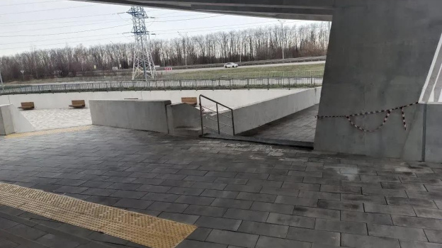 Подрядчик заново уложил тротуарную плитку у поликлиники в микрорайоне Елецкий