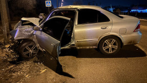 «Ниссан» врезался в столб под Липецком: водитель скончался