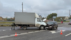 В Липецке две пассажирки «Калины» пострадали в столкновении с «Газелью»