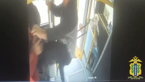 Липчанин приставал к девушкам и устроил драку в автобусе