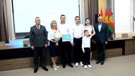 Игорь Артамонов вручил премии 25 многодетным семьям Липецкой области