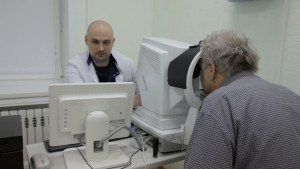 В Липецкой области операции на глаза проводят с помощью оборудования с ИИ