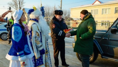 Липецкие Деды Морозы пропагандируют безопасное поведение на трассах