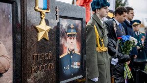 Памятник Герою России Никите Сёмочкину открыли в Ельце