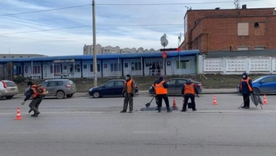 На Папина заделывают ямы 