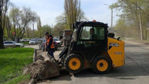 Сотрудники благоустройства продолжают весеннюю уборку в Липецке