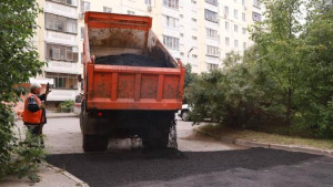 В Липецке продолжается ямочный ремонт во дворах