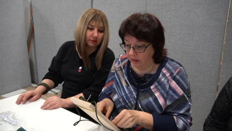 Липчанка сплела под тысячу браслетов выживания для бойцов СВО