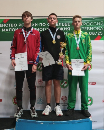 Николай Звягинцев (крайний справа)