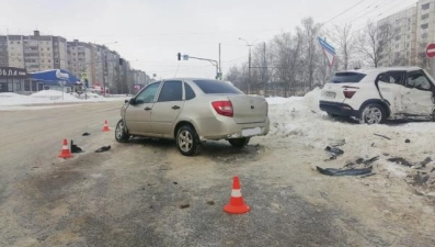 В Липецке два пассажира пострадали в столкновении «Гранты» и «Хендай»