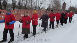 Пенсионеры Елецкого района освоили скандинавскую ходьбу