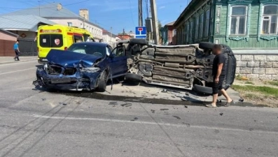 В Ельце BMW протаранил Nissan