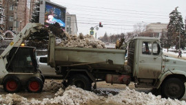 В Липецке борются со снегопадом 