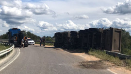Водителя перевернувшегося под Задонском большегруза госпитализировали