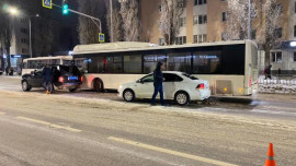 Пассажира автобуса госпитализировали после аварии на Победе в Липецке