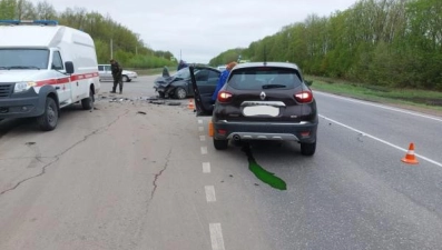 В Липецкой области в серьезной аварии пострадали водитель и пассажирка «Гранты»