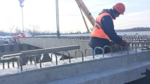 На мосту в Преображеновке монтируют пролетные строения (видео)