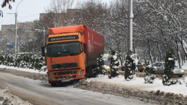 Фура в Липецке улетела на заснеженный бордюр 