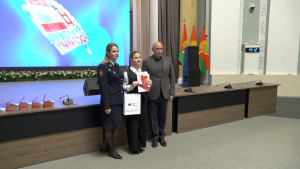 Игорь Артамонов вручил паспорта юным липецким активистам Движения Первых