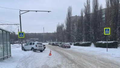 В Липецке 9-летняя школьница и женщина попали под колеса автомобилей