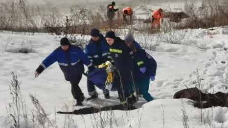 В Ельце спасатели вытащили провалившегося под лёд Быстрой Сосны мужчину