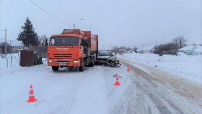 В День защитника Отечества иномарка въехала в КАМАЗ в Липецкой области