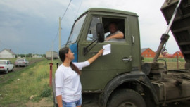 В Тербунах активисты призвали дальнобойщиков не ломать деревья и не сорить