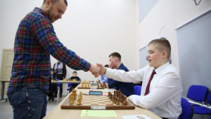 Липецкие школьники сыграли партии с мастером спорта по шахматам Олегом Чеботаревым