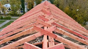 Сгоревшую крышу пятиэтажки в Ельце восстановили на 45%