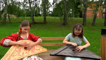 Девочки из Задонска прививают окружающим любовь к народным инструментам 