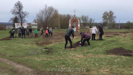 Липецкие экологи приводят в порядок солдатское захоронение