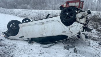 В Долгоруковском районе иномарка съехала в кювет и перевернулась 