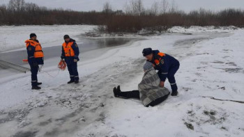 Липецкие спасатели достали из Дона тонущую женщину, которая вышла не лёд и провалилась