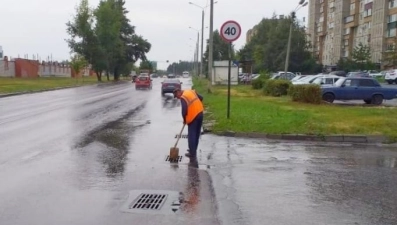 В Липецке моют дороги и прочищают ливневки 