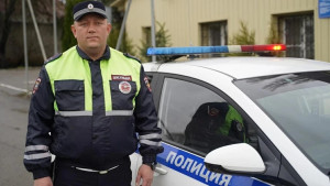 Полицейский спас пожилую женщину из горящего дома в Липецкой области