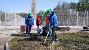 Сотрудники НЛМК провели первый субботник сезона в парке Металлургов