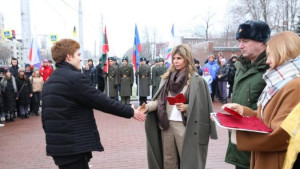 Мэр Липецка Евгения Уваркина вручила военные билеты 17-ти новобранцам в День призывника