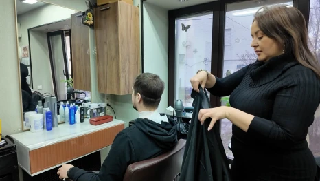 Парикмахеры вышли в лидеры по уровню зарплат в России